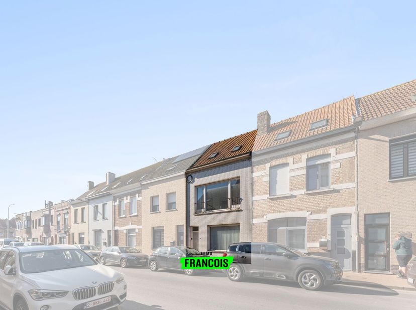 Deze te renoveren woning met potentieel is gelegen in de IJzerstraat, op wandelafstand van het centrum van Blankenberge. In de nabije omgeving vindt u