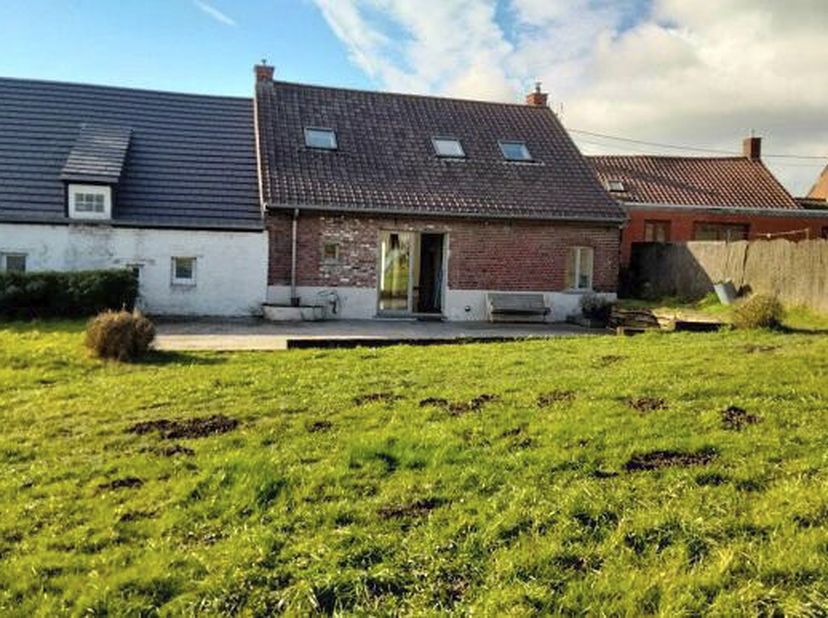 MAISON D&#039;HABITATION. &lt;br /&gt;
 &lt;br /&gt;
Maison en très bon état sur 659 m² comprenant salon-salle à manger, cuisine équipée, bureau, salle de bains, trois