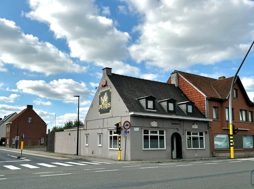 TOPGELEGEN commerciële hoekwoning met PARKING. Tevens ideale grond voor KANTOOR/HORECAZAAK/SHOWROOM met bijhorende PARKING.