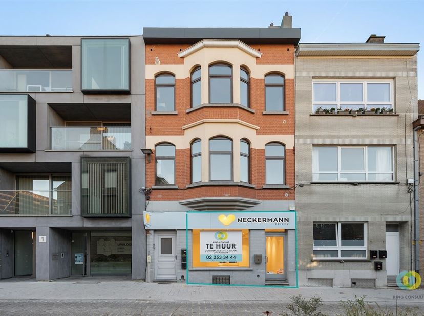 En plein centre de Vilvoorde, juste à côté de la Grand-Place et donc près de la rue commerçante et du parking souterrain, vous trouverez ce bureau, qu