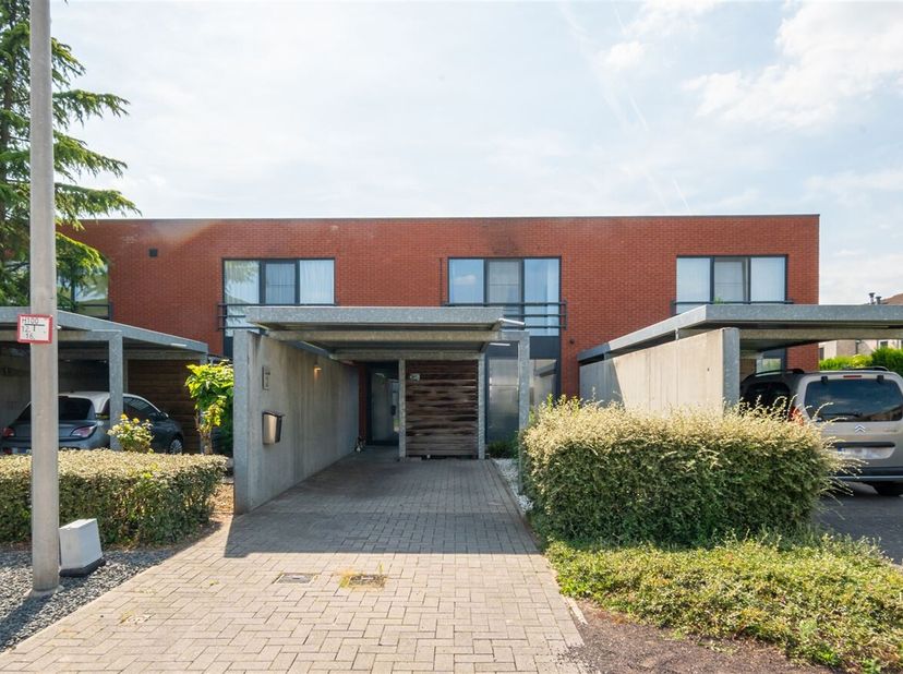 Deze woning geniet van een uitstekende ligging die bereikbaarheid, dagelijkse voorzieningen en rust perfect combineert. Dankzij de vlotte aansluiting