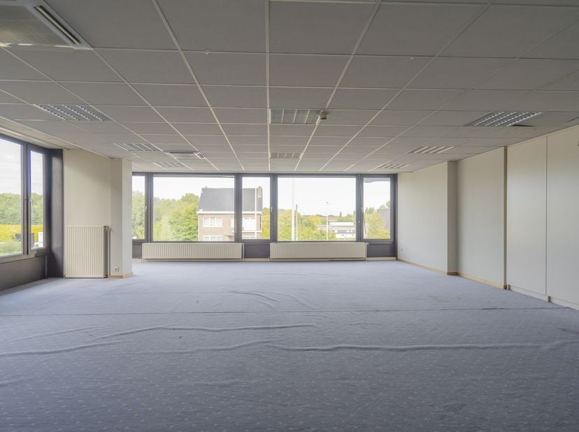 Kantoorgebouw van ca. 395m² (BVO) te koop in Harelbeke. De kantoren bevinden zich op de 1e verdieping.&lt;br /&gt;
Het kantoor heeft een totale oppervlakte