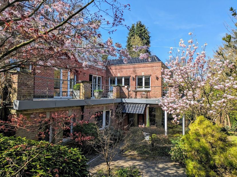 À côté du parc FondRoy, dans un environnement verdoyant et rare, cette belle villa des années 60, rénovée au fil des ans, bénéficie dune situation exc