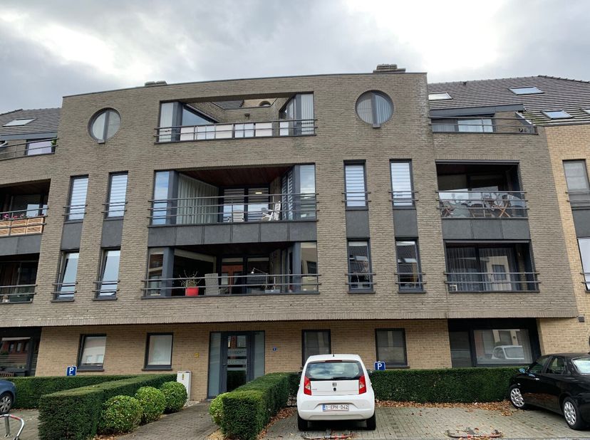 In het centrum van Lanaken, in Residentie 2000, op het Europaplein, is dit appartement met 2 slaapkamers, overdekt terras, en een gesloten garage in d