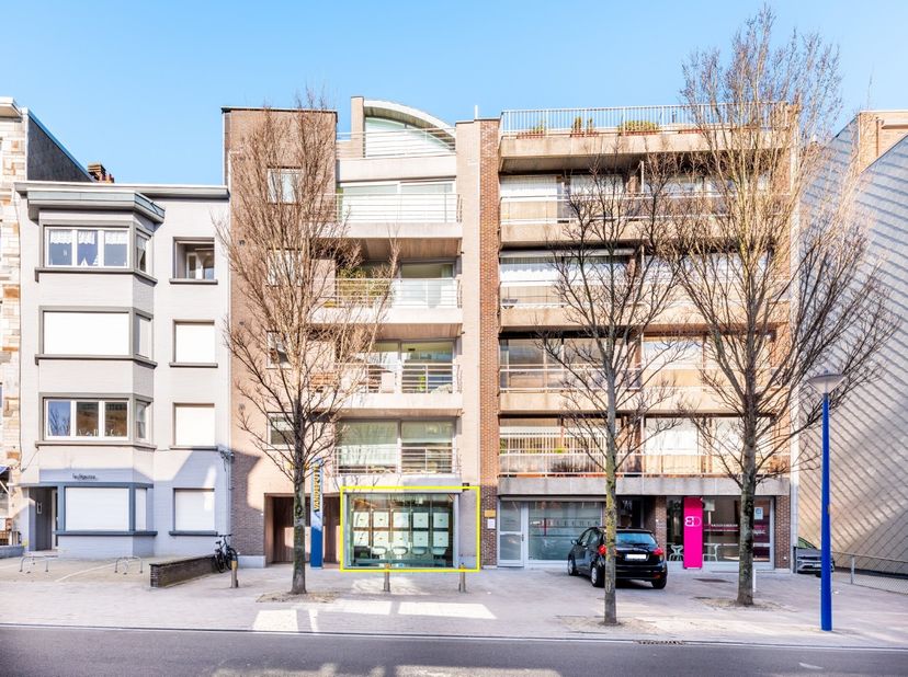 Espace commercial de classe avec 3 places de parking à louer dans la petite résidence Alfa, située dans la Maurice Blieckstraat : un emplacement de ch