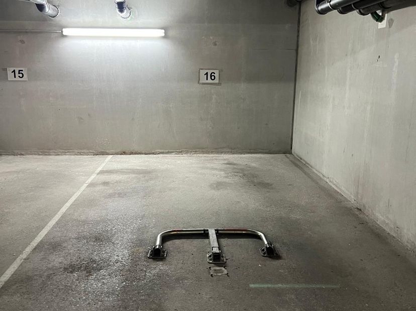 Vente : Garage box dans un endroit privilégié - Etage -1&lt;br /&gt;
&lt;br /&gt;
Emplacement : Entrée par le boulevard Mettewie&lt;br /&gt;
Dimensions : 310 cm de larg