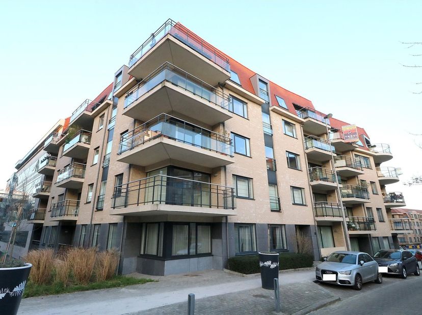 Mooi appartement van + - 115m² bestaande uit:&lt;br /&gt;
3 slaapkamers met parket vloeren&lt;br /&gt;
1 woonkamer van 40m² met parket&lt;br /&gt;
1 hyper-uitgeruste ke