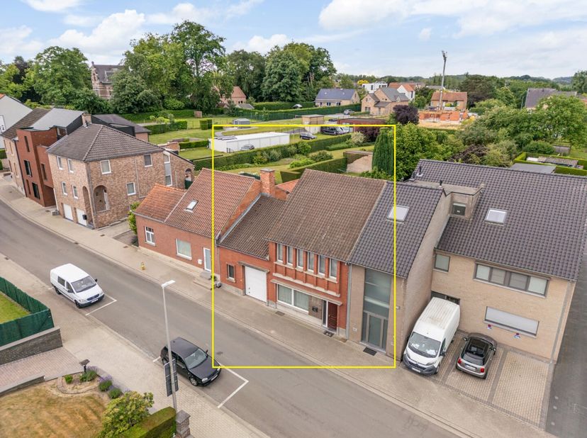 Deze verzorgde doch op te frissen woning is gelegen langs de Hoogstraat ter hoogte van nummer 81, op een zuidwest gericht perceel van 10a.&lt;br /&gt;
Op ee