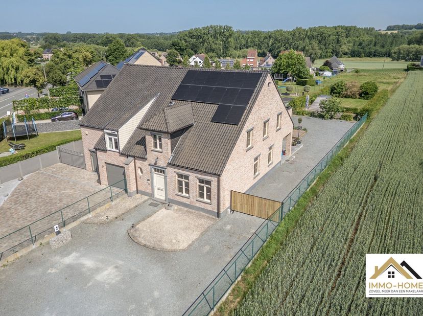 Deze instapklare woning combineert ruimte, comfort en een doordachte indeling, ideaal voor een gezin dat op zoek is naar rust en functionaliteit. Bij