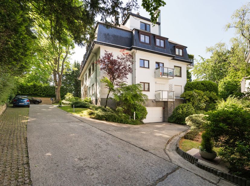 WOLUWE-SAINT-PIERRE, ideaal gelegen in de wijk Chant d&#039;Oiseau, op een terrein omgeven door groen, mooi APPARTEMENT van 115m² (2 slpk/1bad) met groot t