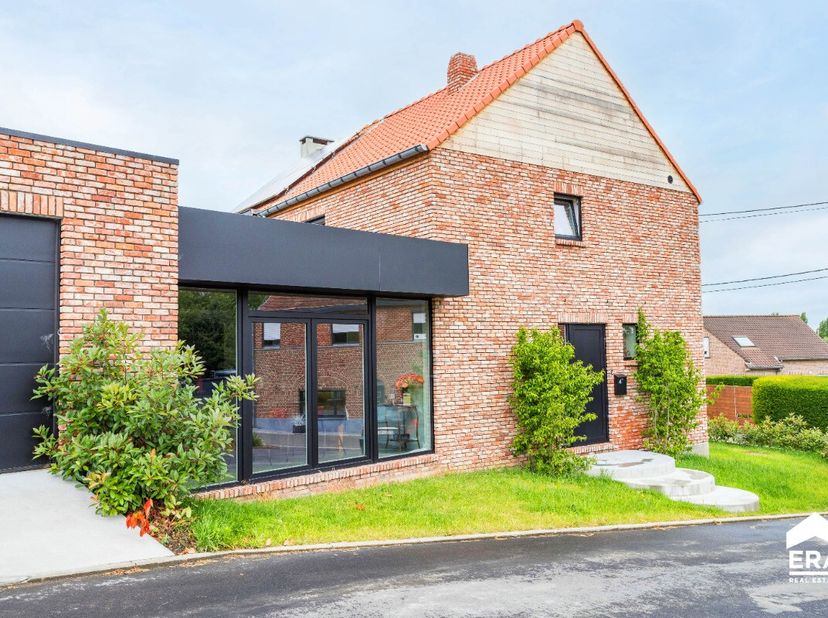 Nieuwbouwwoning te koop in Heuvelland Deze energiezuinige nieuwbouwwoning (bouwjaar 2024) biedt een royale bewoonbare oppervlakte van 240 m² op een pe