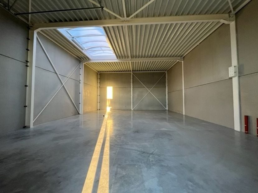 Unité PME d&#039;entrepôt/atelier+/- 216 m² NEUF Casco L&#039;espace comprend déjà un bloc sanitaire avec évier et une série de prise | 6 m de hauteur libre | D