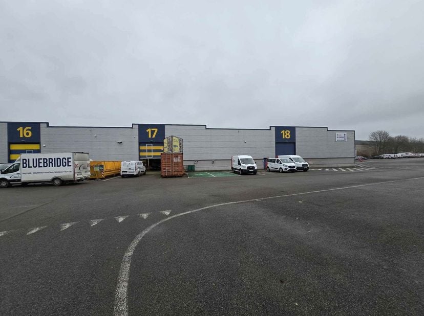 Espace de stockage de 2.308m² à louer. Cet entrepôt dispose d&#039;une hauteur libre de 6 mètres, d&#039;une grande porte sectionnelle, du chauffage, d&#039;un sol e