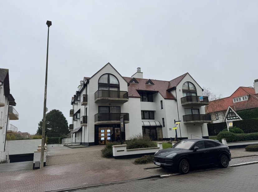 Deze garagebox ligt op de verdieping - 1 van residentie Belvédère, gelegen langs de Kustlaan 158 te Knokke, vlakbij de minigolf en het strand. Deze ga