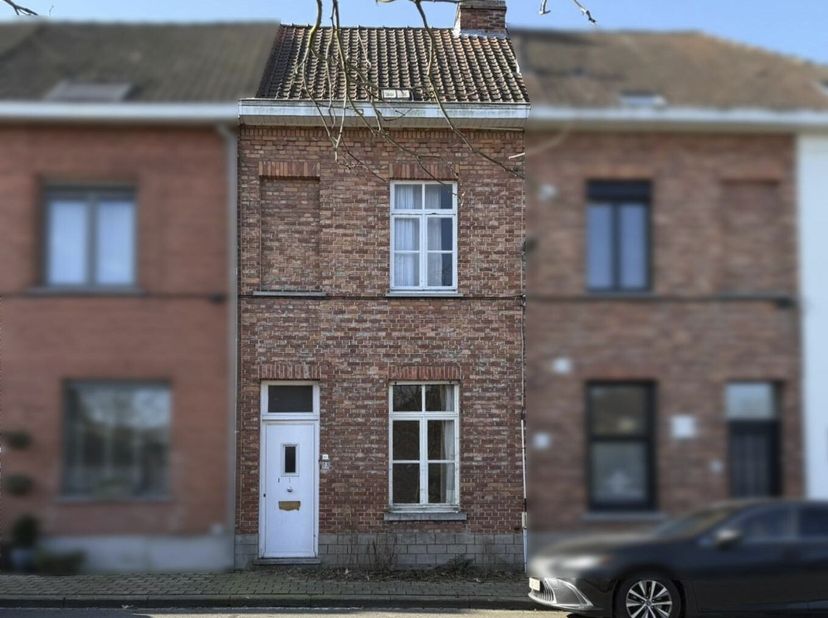 TE RENOVEREN WONING -  &lt;br /&gt;
 &lt;br /&gt;
Deze woning met potentieel is gelegen te Kortrijk, ideaal tussen het stadscentrum en de belangrijkste invalswege