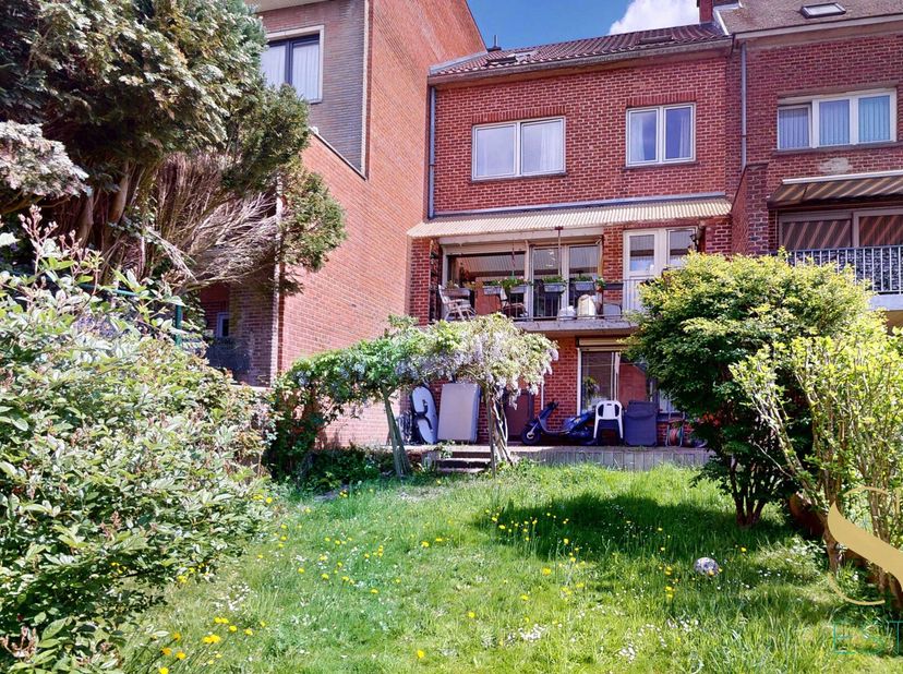 Nous vous présentons cette spacieuse maison bel-étage de 220 m² située dans le quartier calme de Kasterlinden, à Berchem. Construite en 1964, elle off
