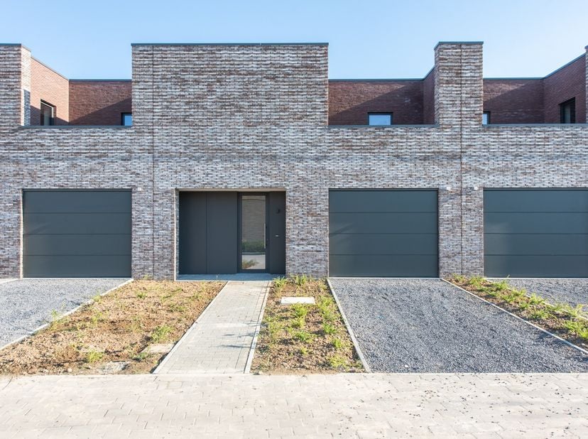 In het hart van Kortessem, op Binnenhof 16, vind je deze gloednieuwe en stijlvolle gesloten bebouwing. Deze woning, opgeleverd in 2023, maakt deel uit
