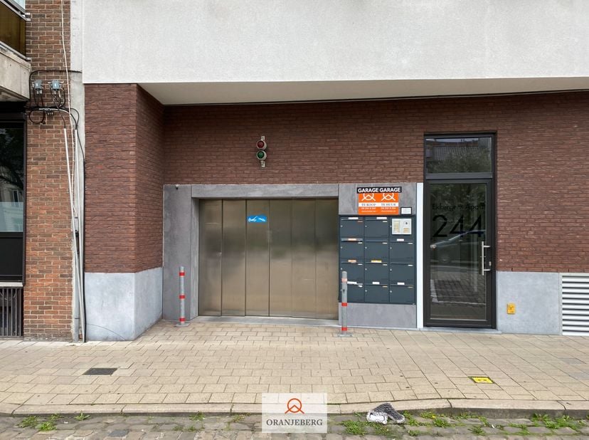 Staanplaatsen te koop in ondergrondse parking nabij Ekkergem met in- en uitrit op kleine stadsring van Gent. Vlotte bereikbaarheid! Hoogte parkeerplaa