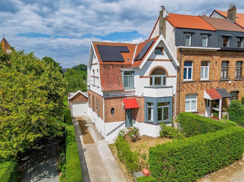 Property One, uw vastgoedpartner in Ukkel, stelt u deze charmante driegevelwoning voor, ideaal gelegen in de Rue des Moutons, in een gegeerde en resid