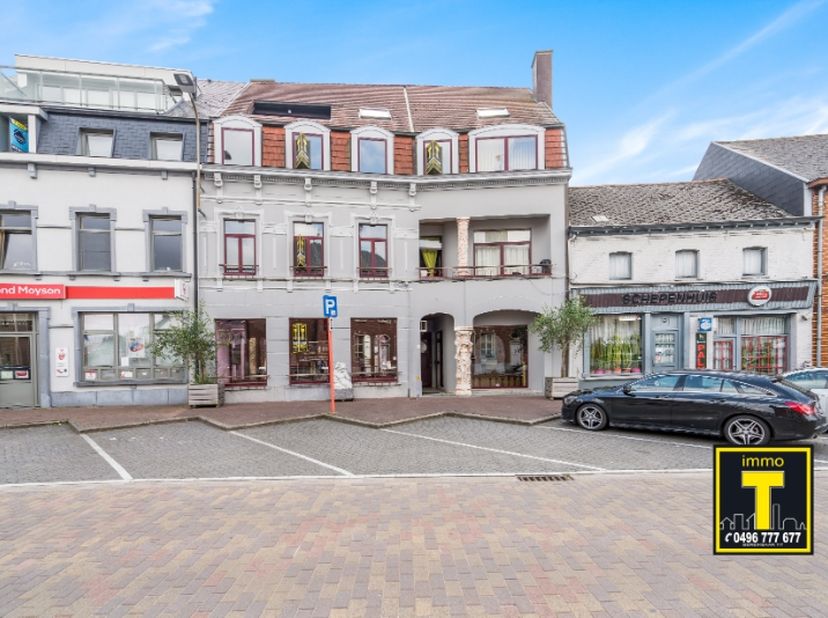 Deze 3 appartementen bevinden zich in een gebouw van 1994 (voorzien van een lift). Deze kleinschalige residentie geniet van een zeer leuk uitzicht ove