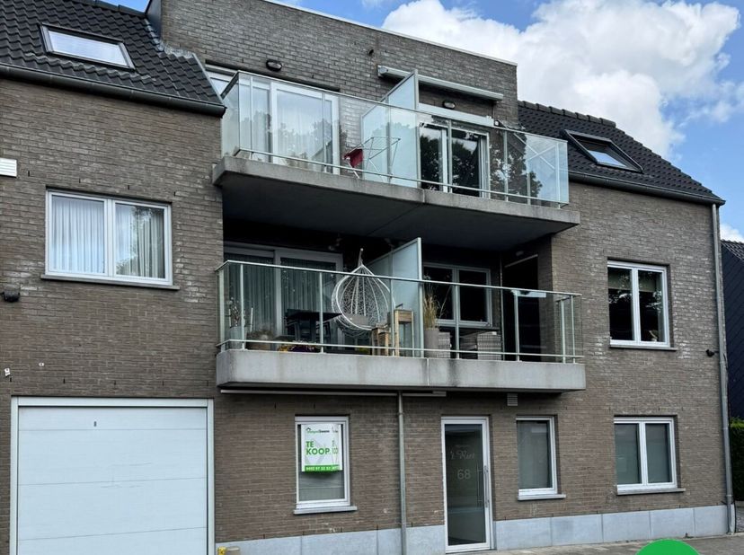 Dit appartement is gelegen op het gelijkvloers in een rustige residentie. Zeer centraal kortbij het centrum van Roeselare! De Grote Markt, winkelstraa
