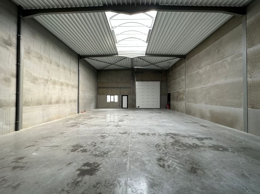 Nieuwbouw KMO-unit van 220 m² met 2 privatieve parkeerplaatsen te koop. Fenomenaal gelegen langs de bedrijvige Kortrijkseweg (N43) met een vlotte verb