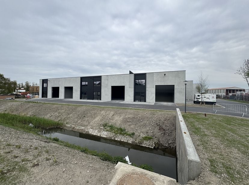 Bien professionnel à louer
                    à 8460 Oudenburg