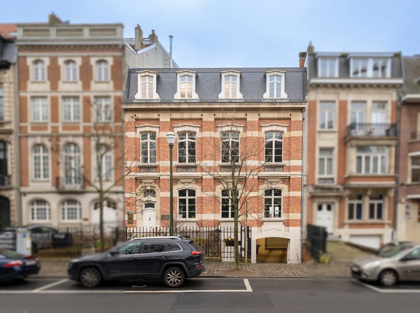 ETTERBEEK, quartier Mérode. Spacieux BUREAUX idéalement situés en face du parc du Cinquantenaire, à proximité immédiate de la station Mérode, dans un