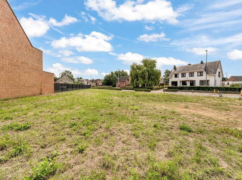 Leuk perceel voor halfopen bebouwing op 07a 79ca met een zuidoostgeoriënteerde tuin op Verboekt in Klein-Vorst Laakdal.&lt;br /&gt;
De ligging op fietsafsta
