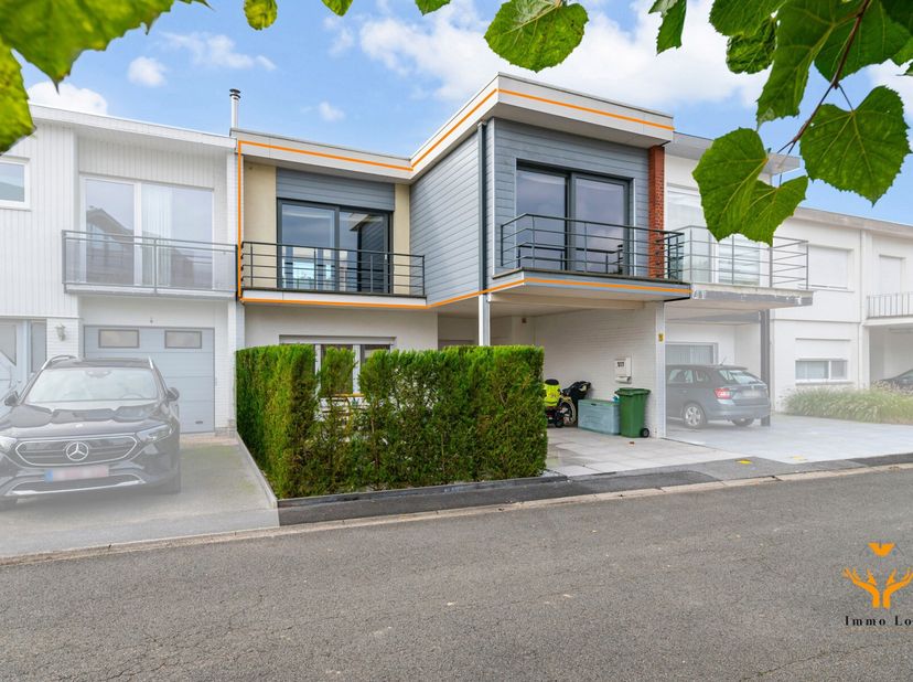Dit op te frissen appartement, gelegen op de eerste verdieping van Residentie El Sol aan de Donklaan 227, biedt een woonoppervlakte van 79 m² en bevin
