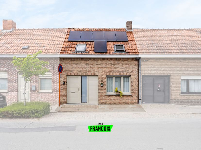 In het centrum van Boezinge, gelegen op 10 minuten van Ieper, bevindt zich deze instapklare woning. De woning is gelegen op een perceel van 215 m² en