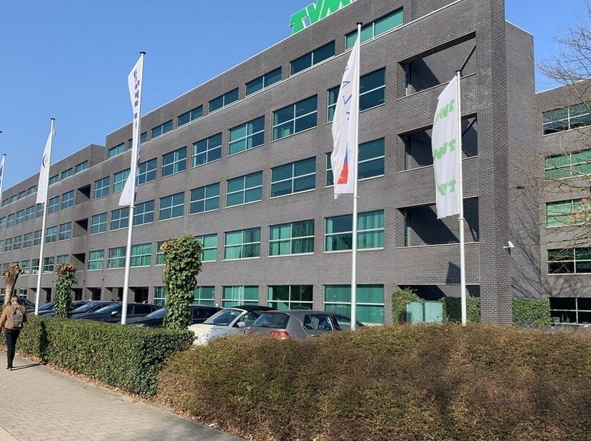230m² volledig ingerichte en instapklare kantoorruimte op 2de verdieping (aan de achterzijde)&lt;br /&gt;
Ligging: nabij het station van Berchem, de Antwerp