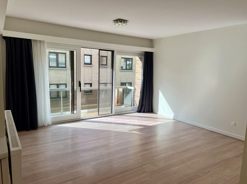 Ongemeubeld appartement in hartje Wenduine, op wandelafstand van de Zeedijk. Dit lichtrijke appartement omvat een gezellige woonkamer met zonnig balko