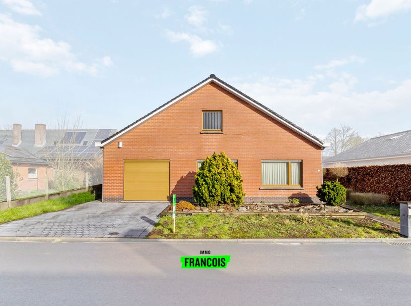 Au centre d&#039;Elverdinge, dans un quartier calme à 10 minutes d&#039;Ypres et de Poperinge, se trouve cette élégante maison de plain-pied. Cette maison indiv