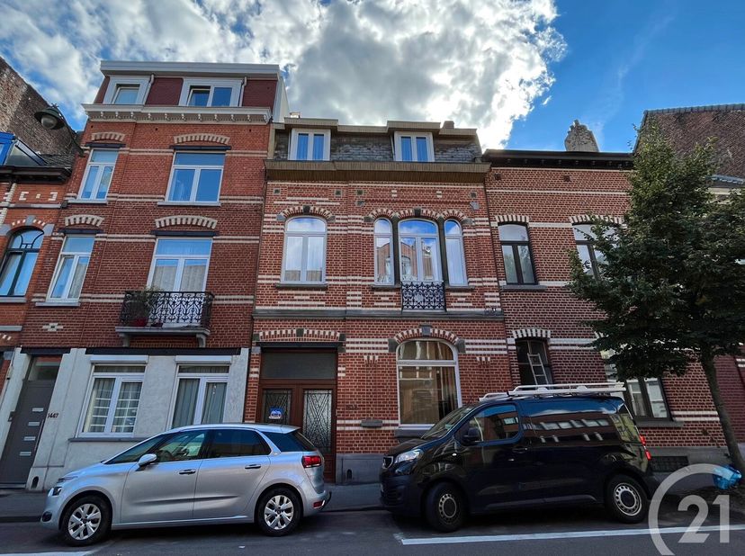 AUDERGHEM: Schitterende commerciële benedenverdieping van 55m². Het bestaat uit: een inkomhal, 3 aangrenzende ruimtes (+/- 18 en 15m²), waaronder een