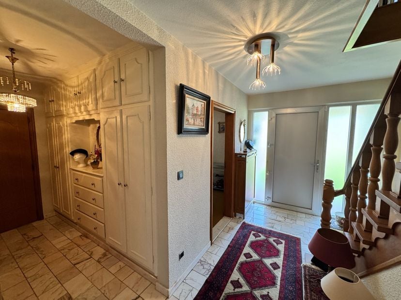Ben je op zoek naar een woning met veel ruimte, een prachtige groene tuin en eindeloze mogelijkheden? Dan is deze charmante woning in de Hoogstraat 87