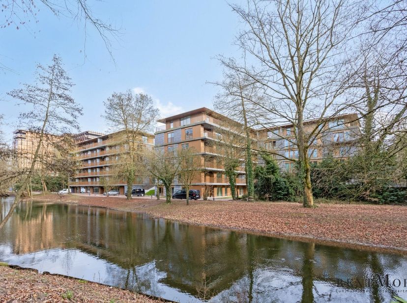 In deze prachtige Residentie Royale Belge in Watermael-Bosvoorde, op de grens met Oudergem, bieden wij verschillende studio&#039;s en appartementen te huur