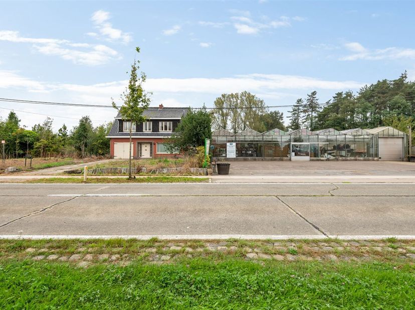 Te renoveren gezinswoning op riant perceel van 3438 m²&lt;br /&gt;
Omschrijving:&lt;br /&gt;
Gelijkvloers:&lt;br /&gt;
We betreden deze gezinswoning via een inkomhal di