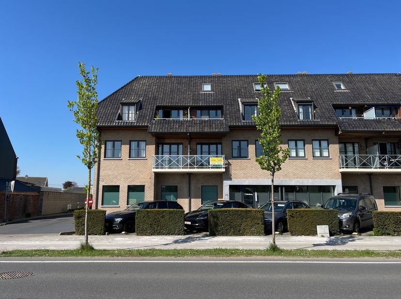 Op een zeer gunstige ligging te Oudenburg, nabij centrum, diverse kleinhandelszaken en invalswegen, treffen we dit instapklaar appartement aan. &lt;br /&gt;