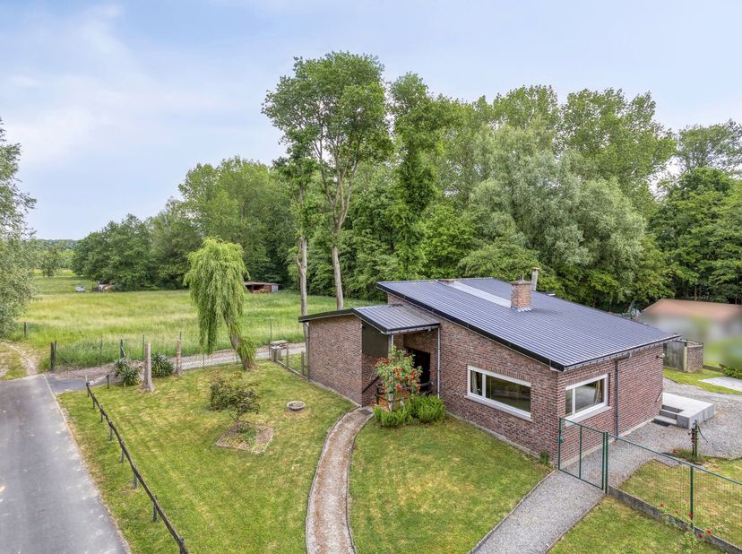 *** JOUR DE VISITE 07/06 entre 10h et 12h30 *** SUR RDV *** Au bout d&#039;un cul-de-sac, au milieu de la verdure, vous trouverez cette villa de plain-pied