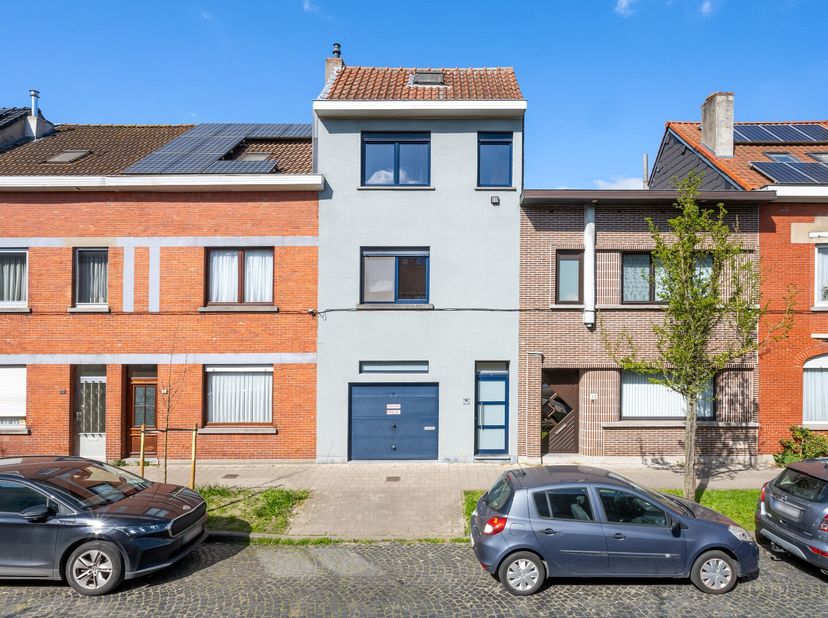 Deze charmante woning is gelegen in het gezellige Gentbrugge, op wandelafstand van scholen, winkels, openbaar vervoer en de prachtige Gentbrugse Meers