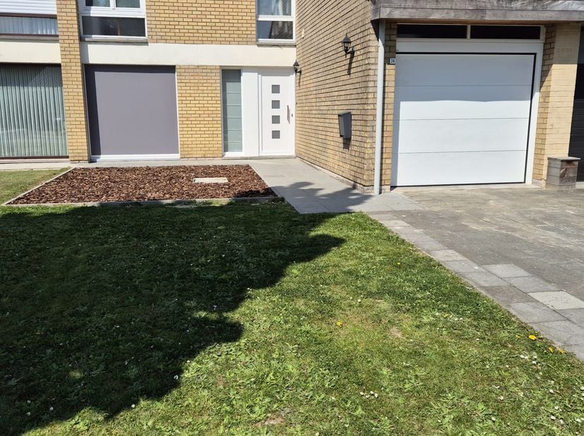 Rustig gelegen woning in doodlopende straat.&lt;br /&gt;
Beneden verdiep recent volledig gerenoveerd zomer 2024.&lt;br /&gt;
Pvc ramen, zonnewering, elektrische r