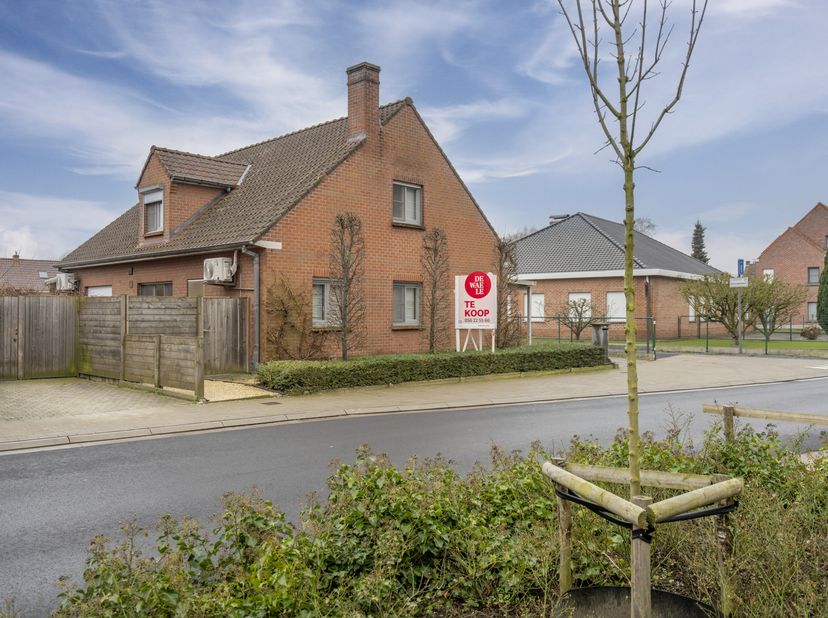 Deze verzorgde woning -gelegen op een vlot bereikbare locatie- ligt nabij het centrum van Heule en Gullegem. Ook het centrum van Kortrijk en de belang