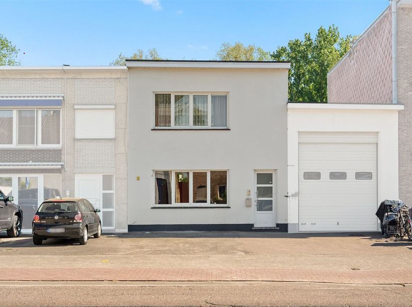 Selon une estimation prudente, cette maison, rénovée en 2016, peut accueillir 2 à 3 véhicules. La façade blanche avec des fenêtres en PVC est accentué
