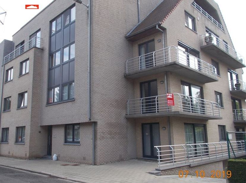 Rustig doch centraal gelegen appartement : inkom, living met open inger. keuken, 2 slpks, inger. badk, berging, balkon,  EPC : 139 kWh/m², vrij : te b
