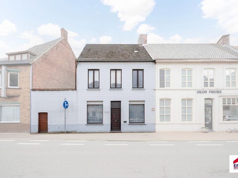 [[ DIT PAND NEEMT DEEL AAN DE ERA OPEN HUIZEN DAG OP 14/6 VAN 11:00 TOT 12:00 ]] Gelegen nabij het centrum van Tielt, biedt deze woning een ruime stru