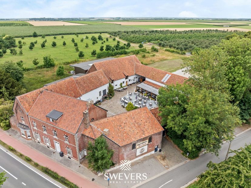 Voor meer info en fotos, surf naar www.swevers.be &lt;br /&gt;
Aan de rand van het landelijke Kerkom (Sint-Truiden) wacht deze indrukwekkende vierkantshoeve