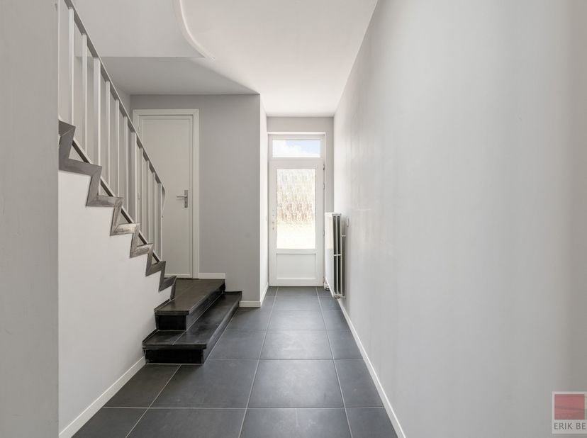 Halfvrijstaande woning uit 1969 op een perceel van 635m², woonopp. 154 m². De woning beschikt over drie slaapkamers en werd recent gerenoveerd, zowel