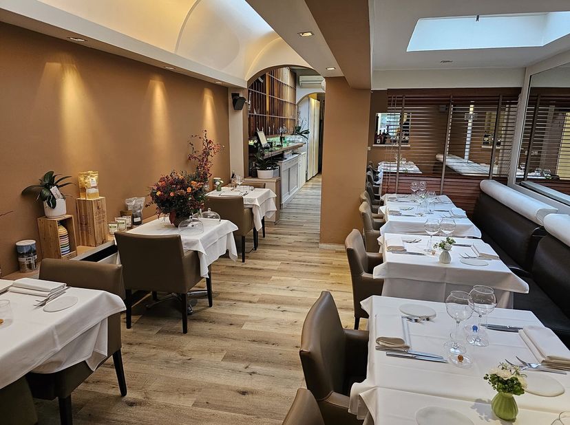 Très bien situé au cur de Woluwe-Saint-Lambert, ce restaurant à la décoration soignée bénéficie dune excellente réputation.Il dispose de 30 couverts à