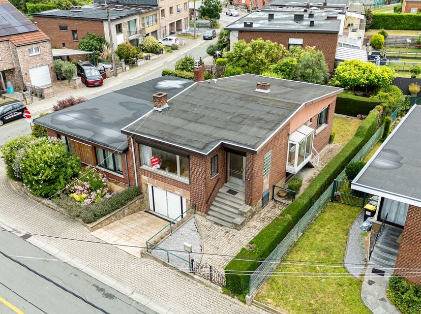 Gelegen in een zeer rustige woonstraat, biedt deze charmante bungalow met tuin een ideale leefomgeving. Op de begane grond vindt u een inkomhal, een l